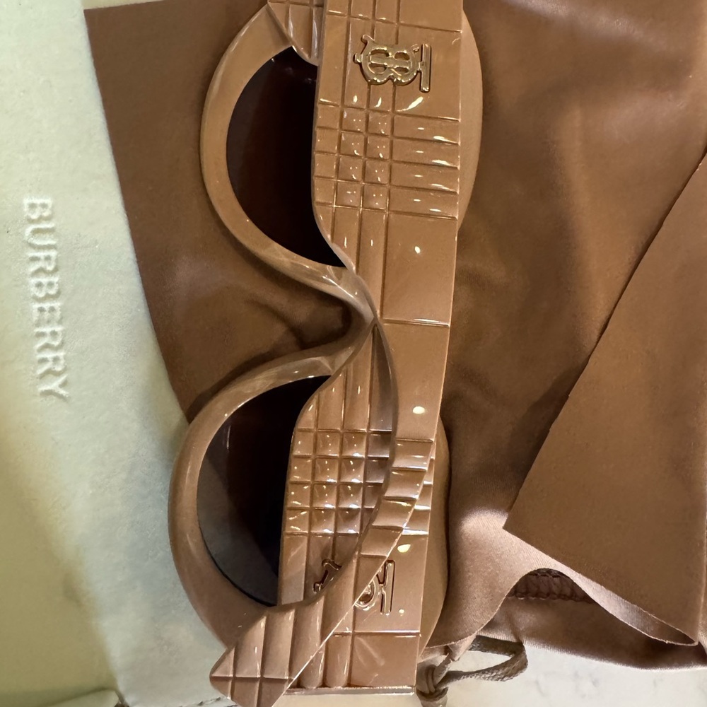 New Burberry Sunglasses never worn - Picture 4 of 8